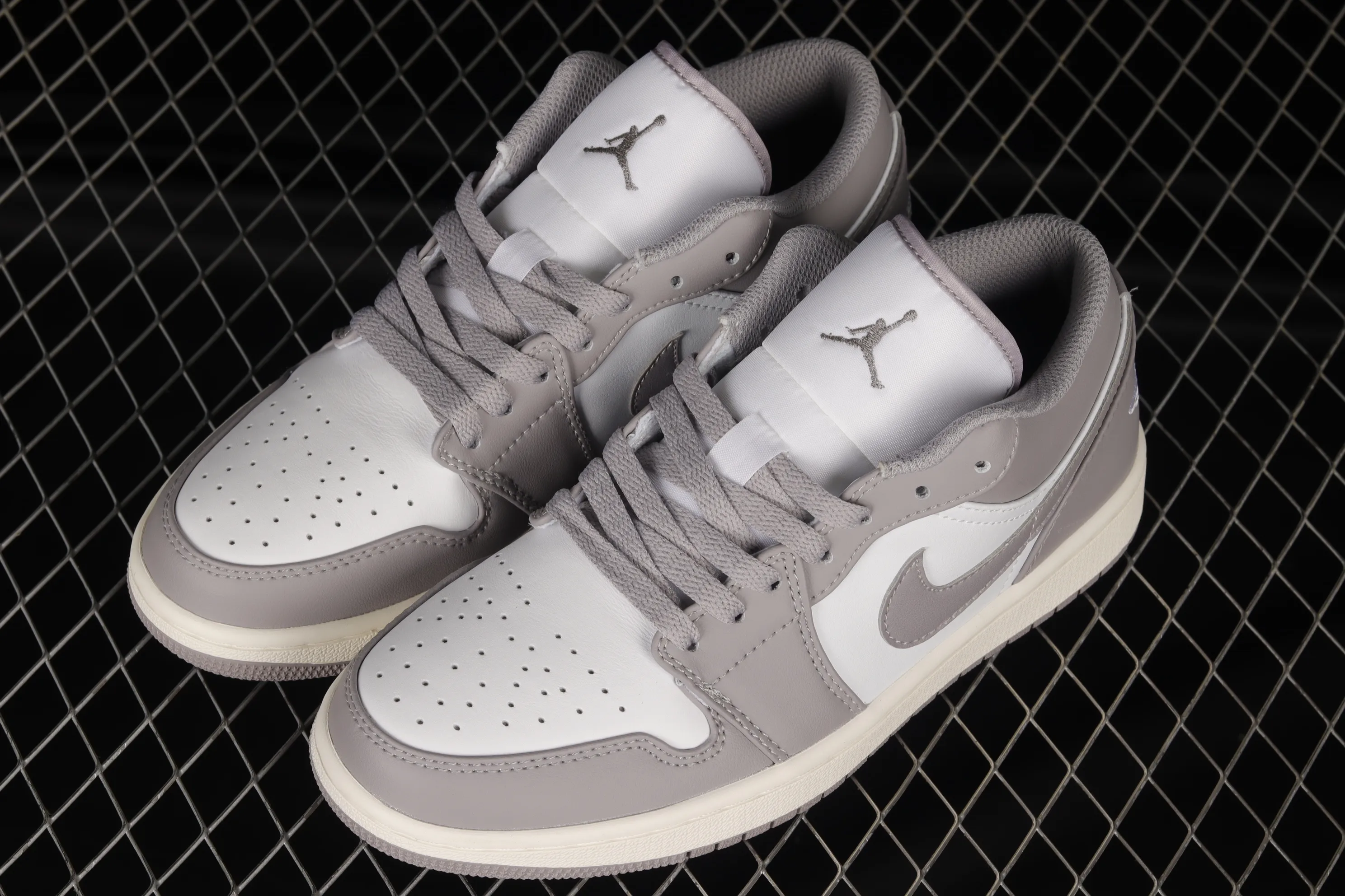 All categories Air Jordan Jordan series basketball shoes Air Jordan 1 Low Z version Air Jordan 1 Low "Vintage Grey" AJ1 Joe 1 white gray low-top basketball shoes 553558-053